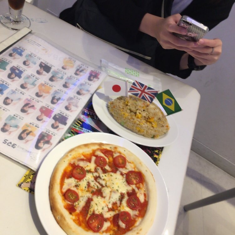 そういやうちもあげてなかったからあげとくまい氏も一緒に写したやつとシロのチャーハンとロックのピザとジューゴのドーナツSH そういやうちもあげてなかったからあげとくまい氏も一緒に写したやつとシロのチャーハンとロックのピザとジューゴのドーナツSH