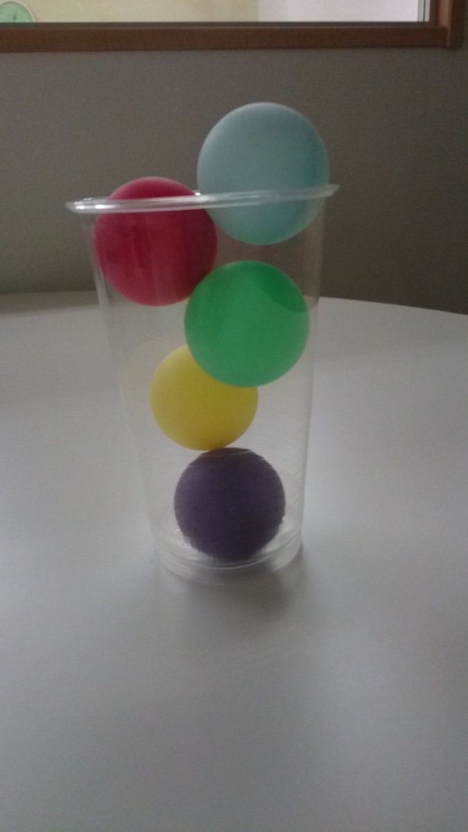 会社の備品。5色揃うとやっちゃうよねぇ(´-∀-`*)あ、ピンポン玉でーす 会社の備品。5色揃うとやっちゃうよねぇ(´-∀-`*)あ、ピンポン玉でーす