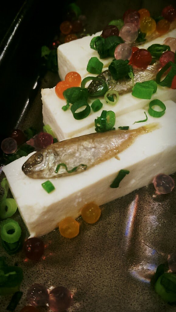 どうやら今日はお前の誕生日らしいな、ジョジョ…ほらケーキだ。ありがたく喰え。 どうやら今日はお前の誕生日らしいな、ジョジョ…ほらケーキだ。ありがたく喰え。