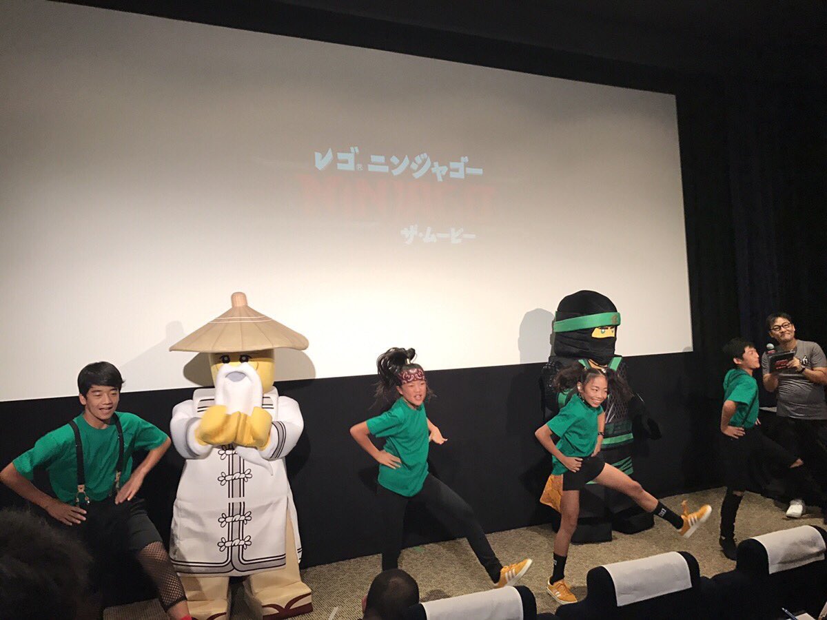 そして『レゴ ニンジャゴー ザ・ムービー』公開直前イベントがスタート!MCの掛け声と共にキッズたちがキレッキレのダンスと そして『レゴ ニンジャゴー ザ・ムービー』公開直前イベントがスタート!MCの掛け声と共にキッズたちがキレッキレのダンスと
