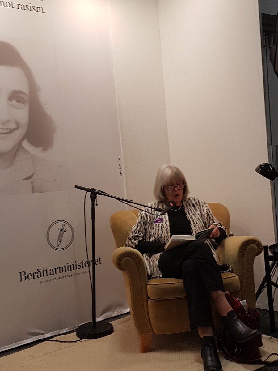 Agneta Pleijel läser ur Anne Franks dagbok. #Minrost 