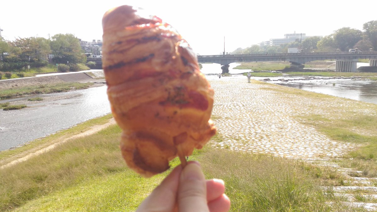 お昼はけいおん!やたまこまーけっとでお馴染みの鴨川デルタで、中路ベーカリーのフランクデニッシュいただきます。ホント京阪線 お昼はけいおん!やたまこまーけっとでお馴染みの鴨川デルタで、中路ベーカリーのフランクデニッシュいただきます。ホント京阪線