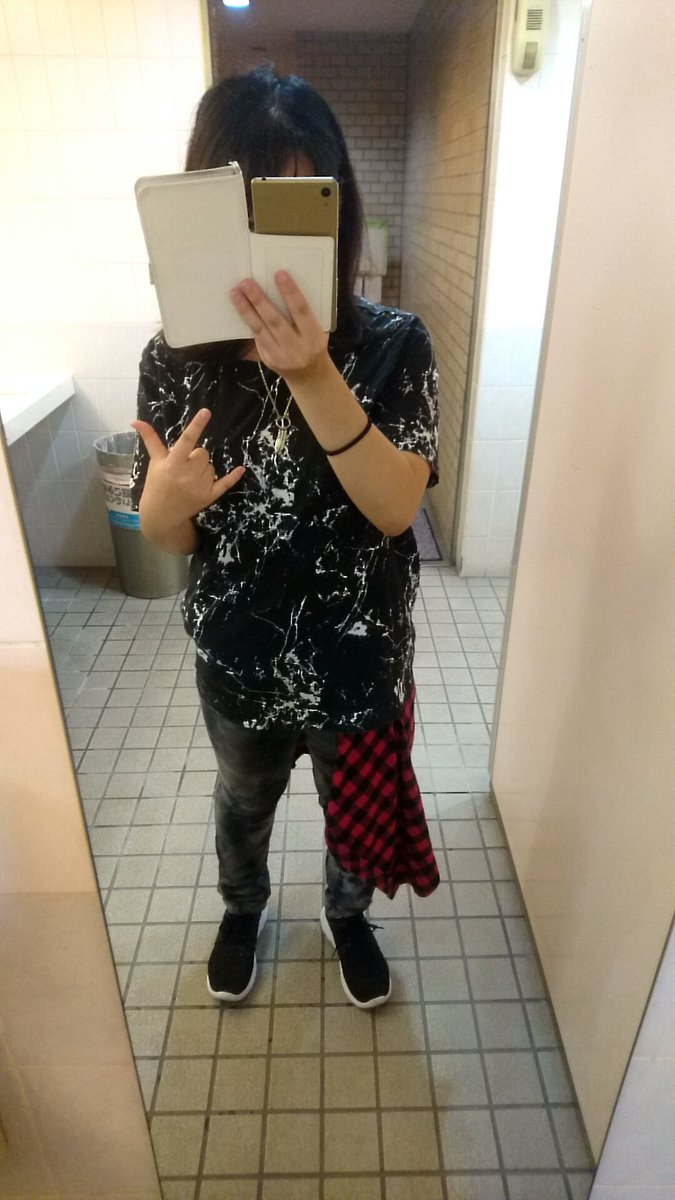 黒に赤のサシを入れることで結構締まりの効いた感じになるのね。幕末Rock雷舞の時谷山紀章が着てたTシャツ?に似てるよね! 黒に赤のサシを入れることで結構締まりの効いた感じになるのね。幕末Rock雷舞の時谷山紀章が着てたTシャツ?に似てるよね!