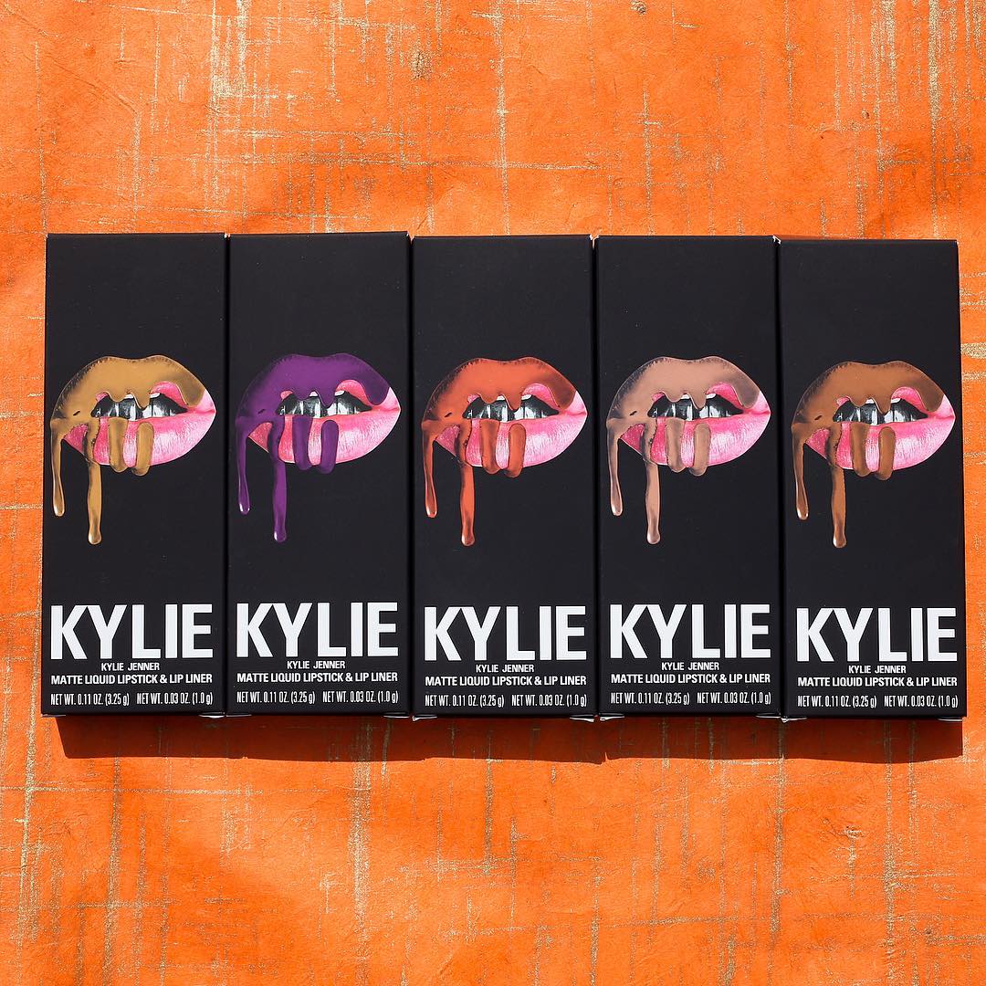 Three days until my @kyliecosmetics Fall lip kits launch ???????? https://t.co/bDaiohhXCV https://t.co/I0j1aClxaz