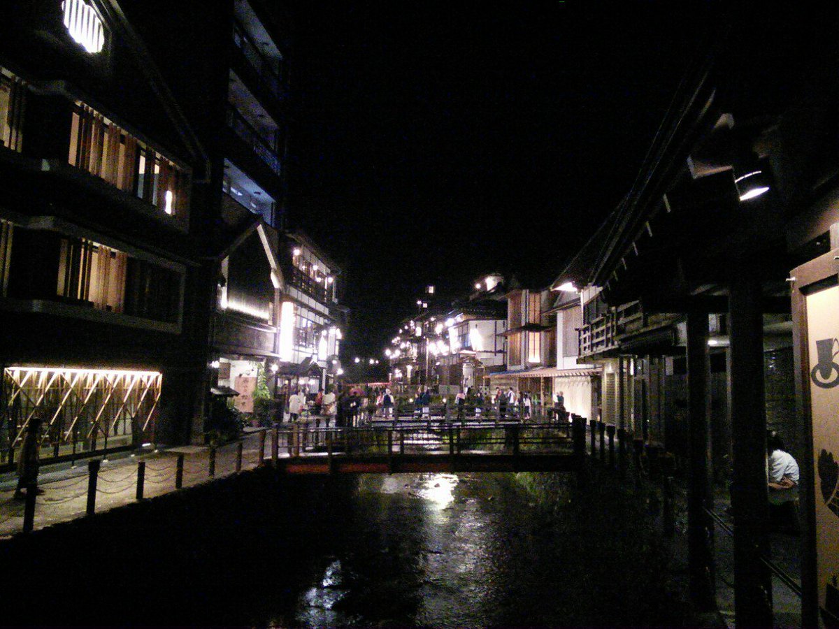 銀山温泉、夜の散歩してきました。やはり夜景が素晴らしい。土曜日は花笠踊りなども温泉街で披露してたりして、レトロな雰囲気な 銀山温泉、夜の散歩してきました。やはり夜景が素晴らしい。土曜日は花笠踊りなども温泉街で披露してたりして、レトロな雰囲気な
