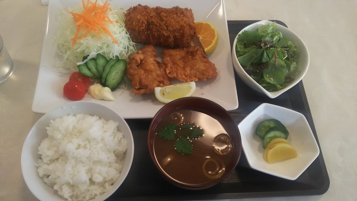 ラ・ガールさんのB定食!舞茸チーズ豚巻と鶏からあげ。やはり店内にろこどるコーナーがある(^o^;) ラ・ガールさんのB定食!舞茸チーズ豚巻と鶏からあげ。やはり店内にろこどるコーナーがある(^o^;)