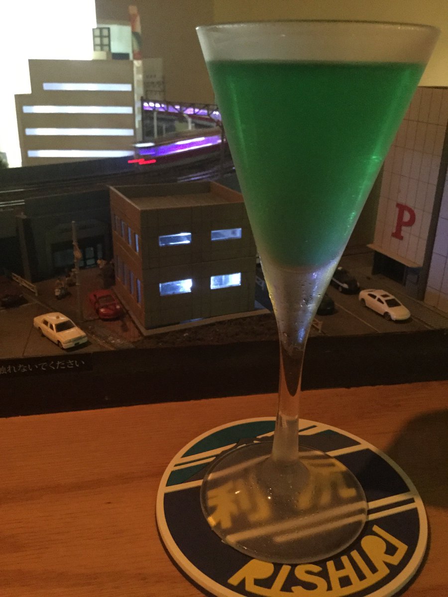 バーテンダーさんにイメージを伝えるとカクテルを作って貰えたりします。画像のお題は山手線外回り。どの辺りが外回りなのだろう バーテンダーさんにイメージを伝えるとカクテルを作って貰えたりします。画像のお題は山手線外回り。どの辺りが外回りなのだろう