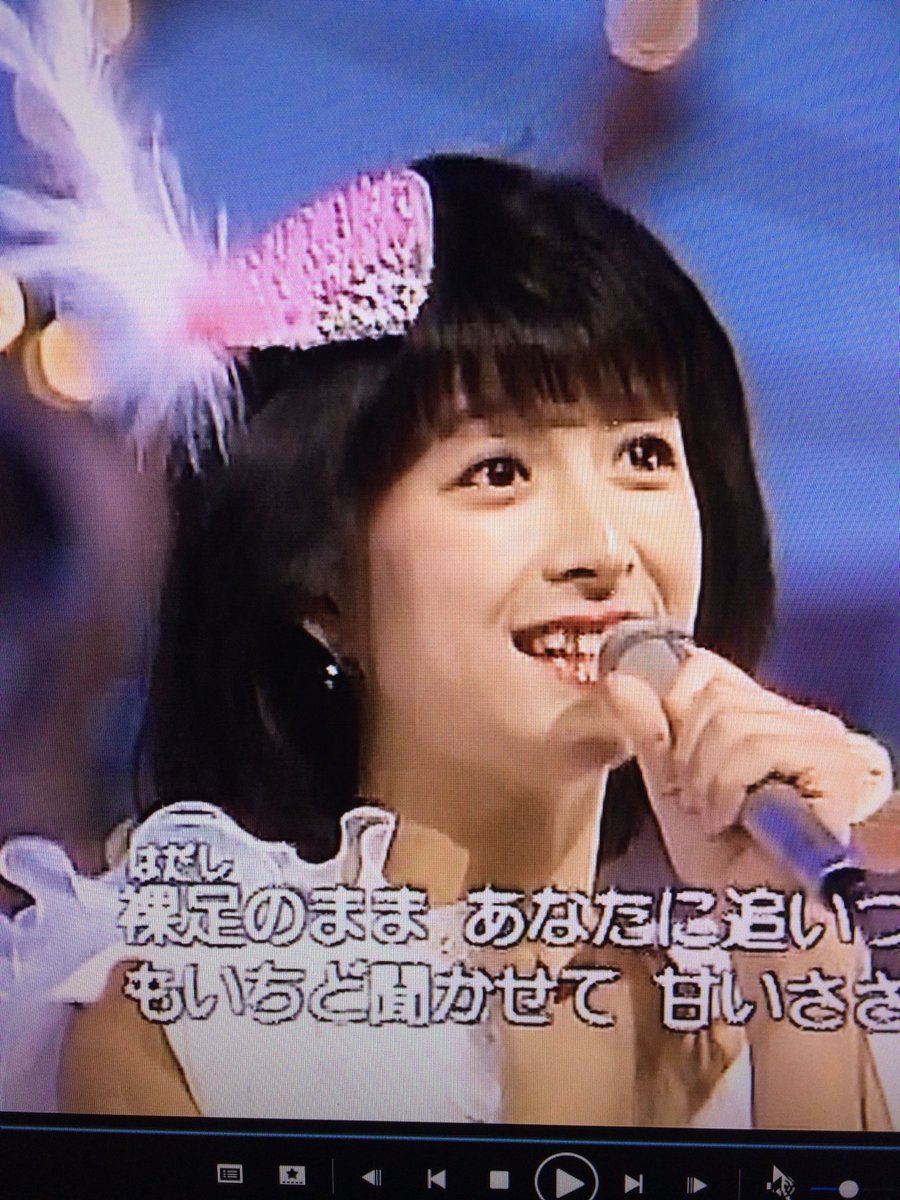 当時、いつもの奈保子ちゃんが良かったから、紅白で派手な衣装や髪型にするのが好きじゃなかった。前髪は短すぎるし、後ろの羽が 当時、いつもの奈保子ちゃんが良かったから、紅白で派手な衣装や髪型にするのが好きじゃなかった。前髪は短すぎるし、後ろの羽が