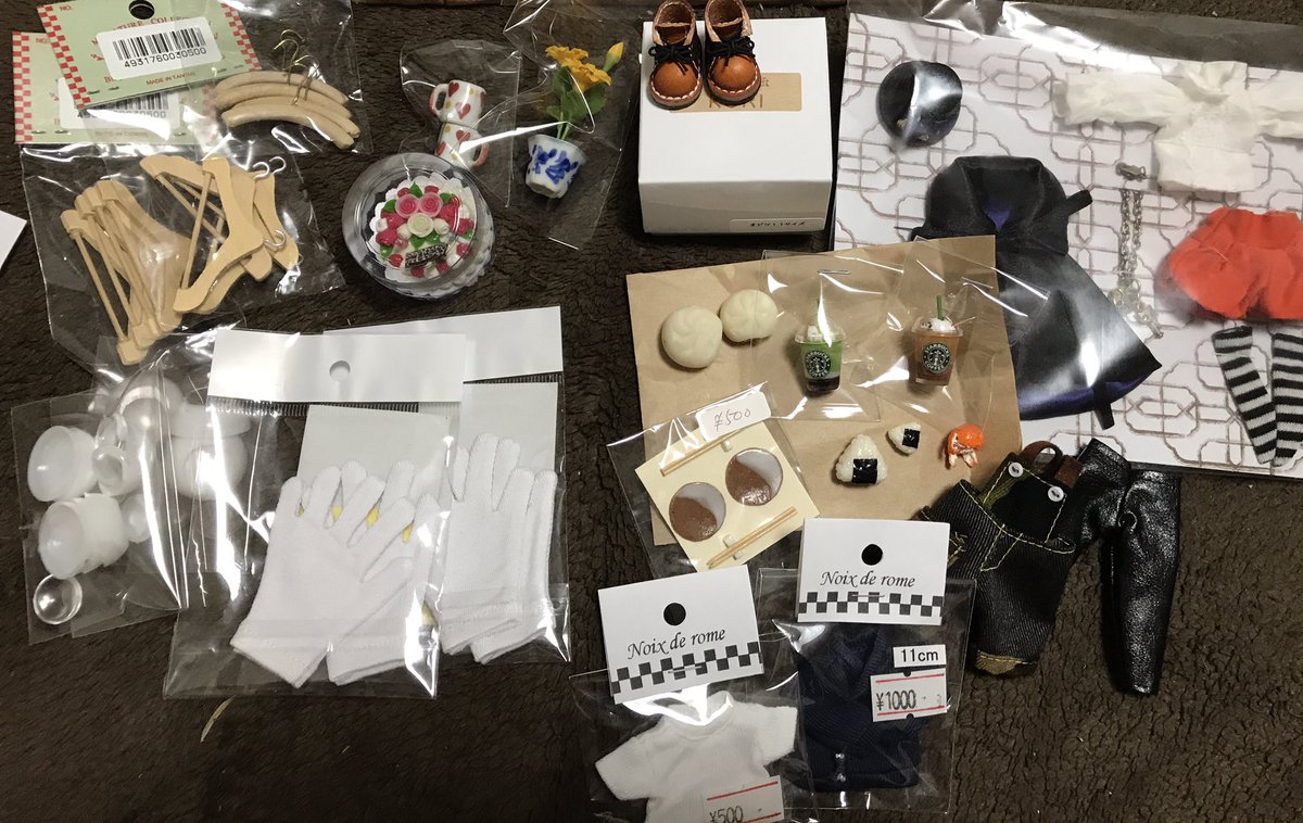 ドールショウで買ったもの。ハンガーや手袋は帰りにDOLKやラジオ会館で買った。(ルル子用とかで)ドールショウで背景があっ ドールショウで買ったもの。ハンガーや手袋は帰りにDOLKやラジオ会館で買った。(ルル子用とかで)ドールショウで背景があっ