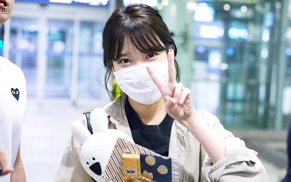 아이유 입국 IU 인천공항 직찍 아침 영상 IUdotcom