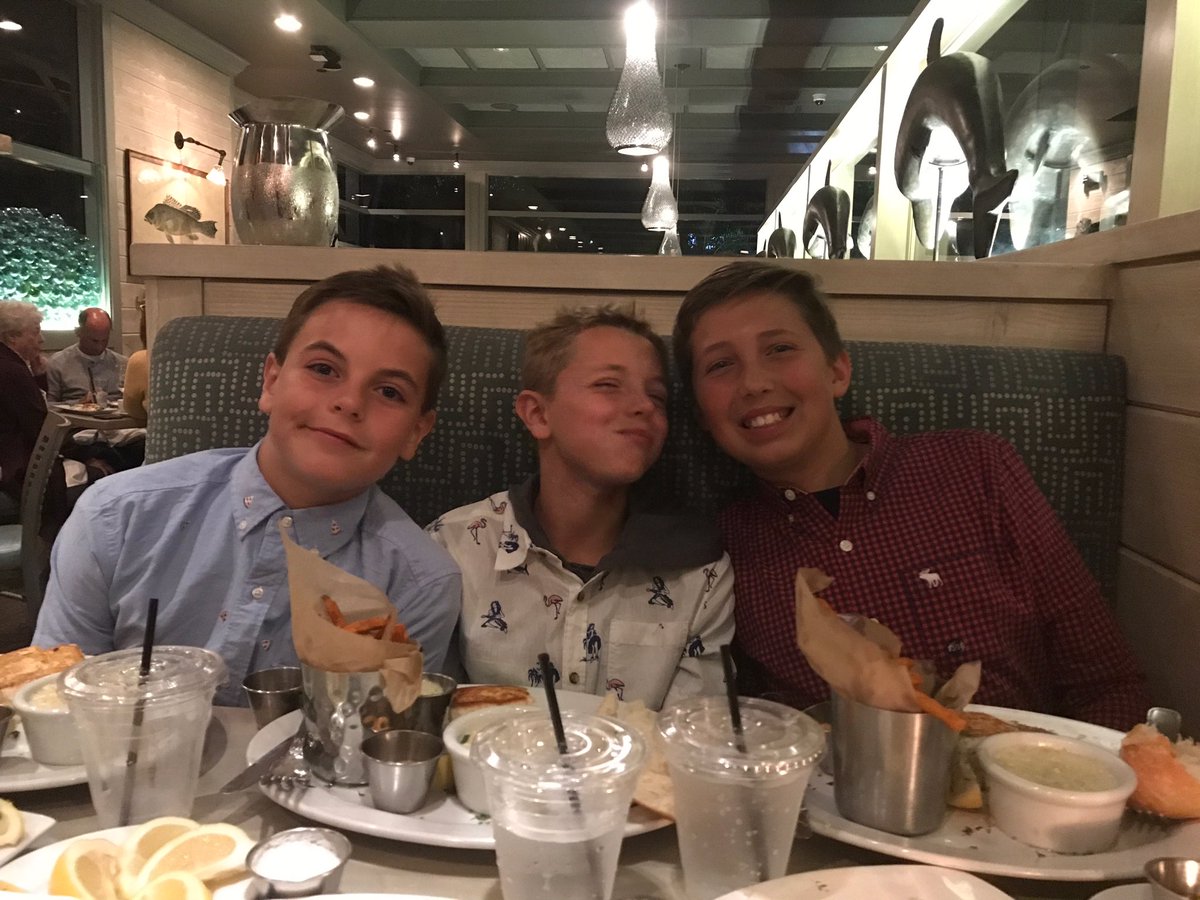 Dinner with the boys!!! ???????????? https://t.co/MEVaOf7bP9