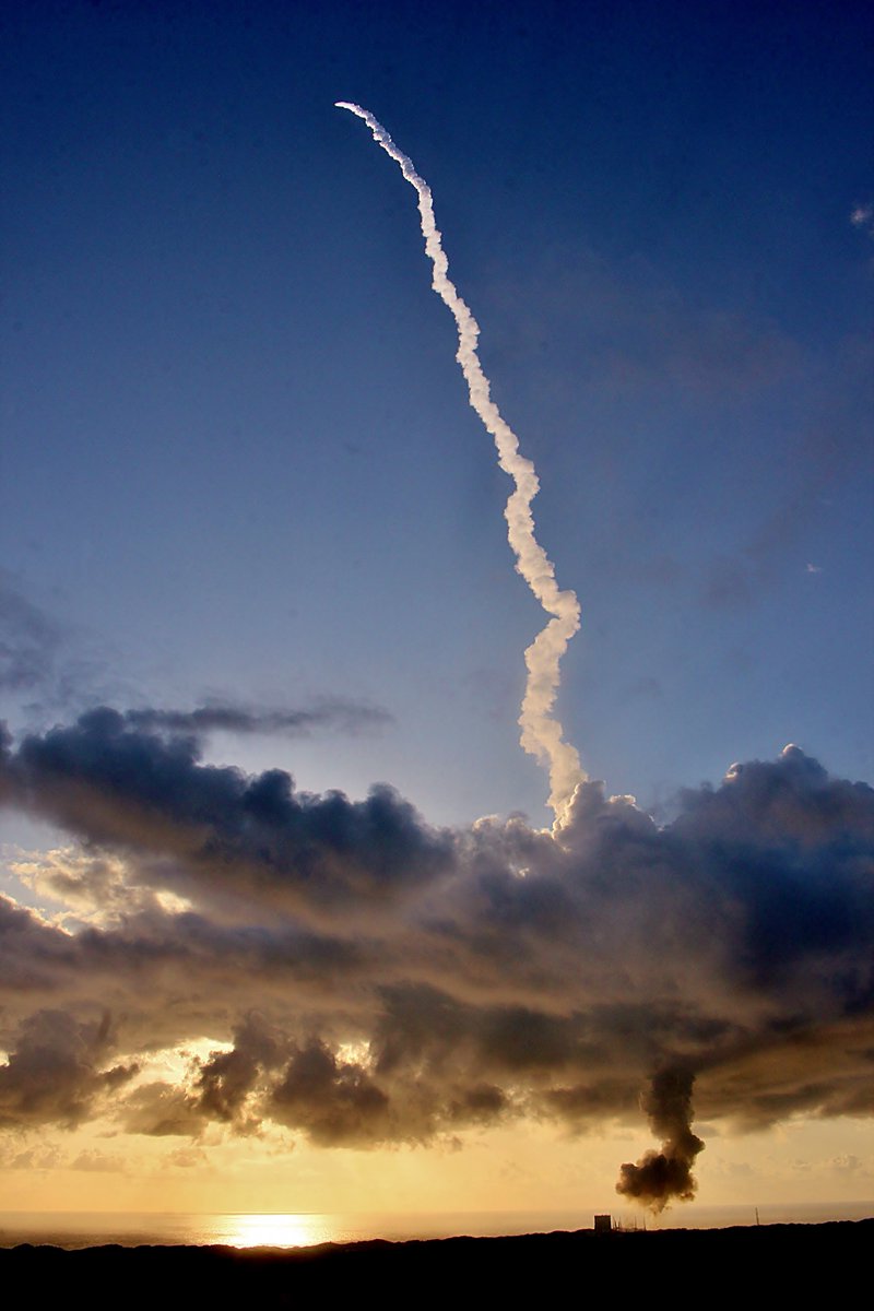 青空に延びるロケットロード#H2AF36 #QZS4 #H2A打ち上げ写真 #宇宙兄弟 青空に延びるロケットロード#H2AF36 #QZS4 #H2A打ち上げ写真 #宇宙兄弟