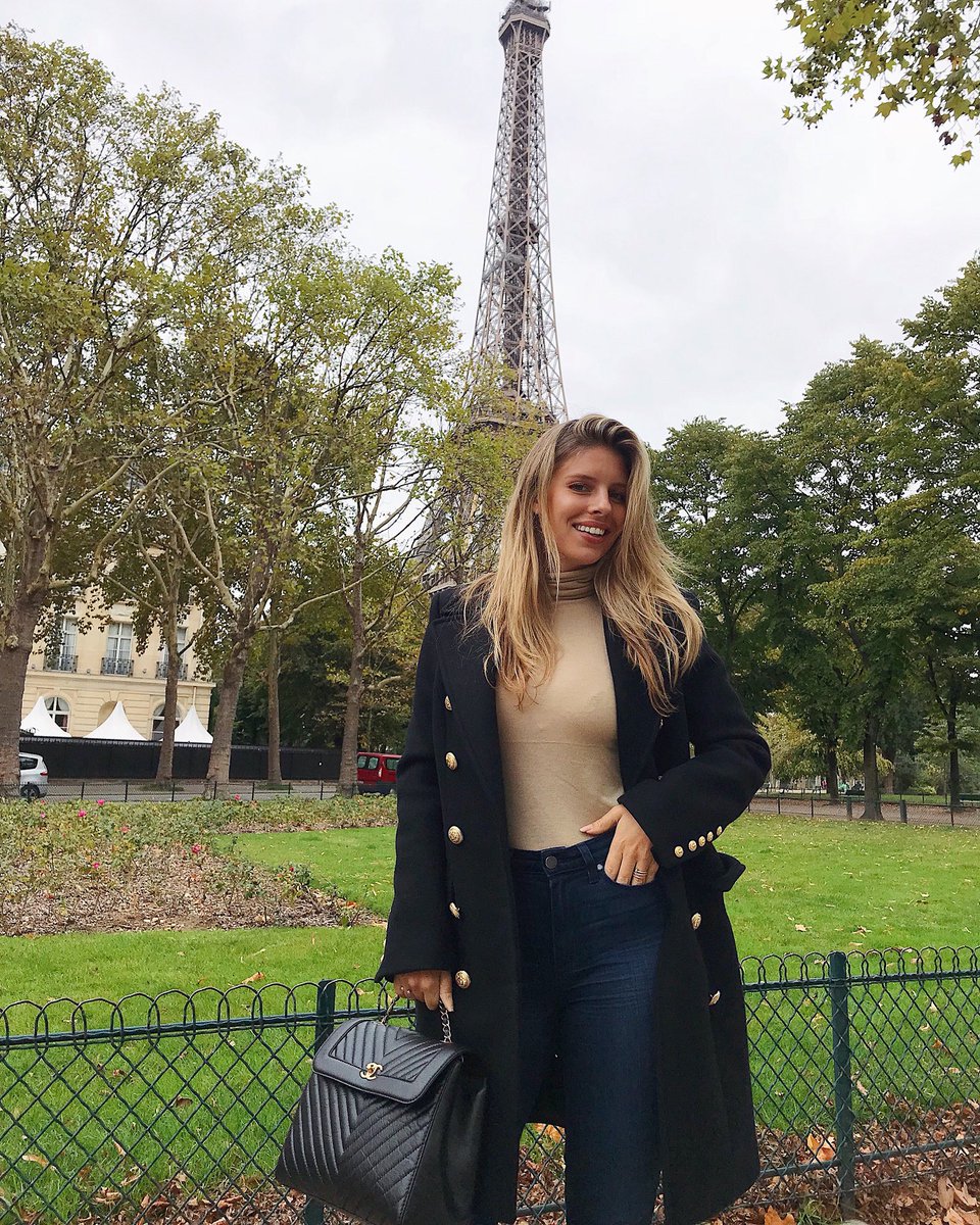 Just strolling around gazing at the Eiffel Tower ???????????? oh and apartment shopping in Paris ???????? https://t.co/3i168mXmmb