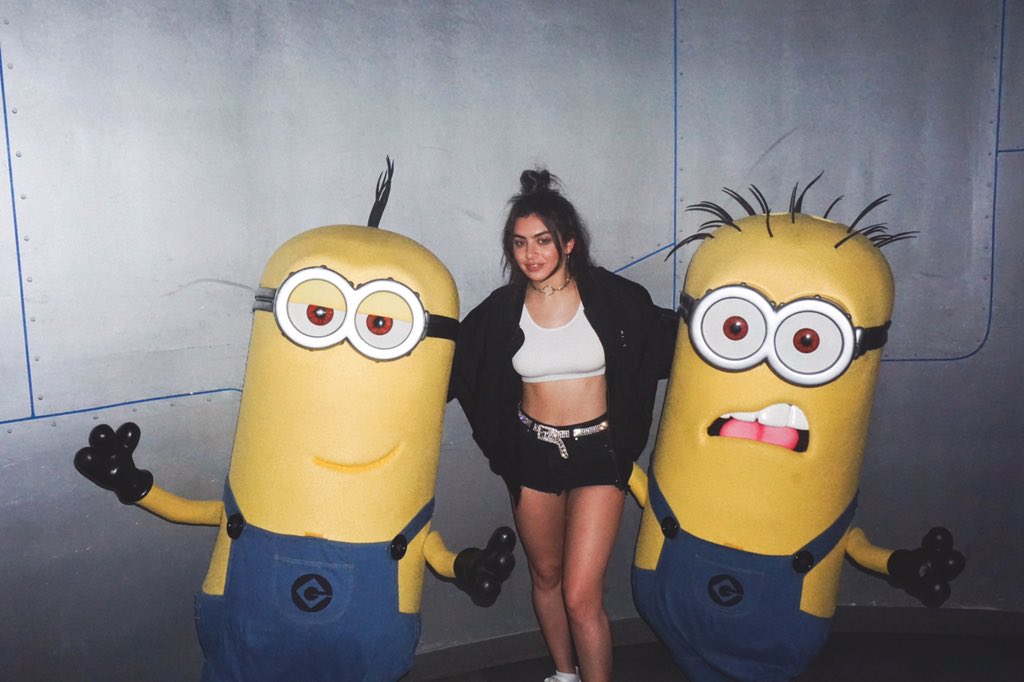throwback to the time i queued for an awkward meet and greet photo with 2 minions. https://t.co/AFGsD1KQxc