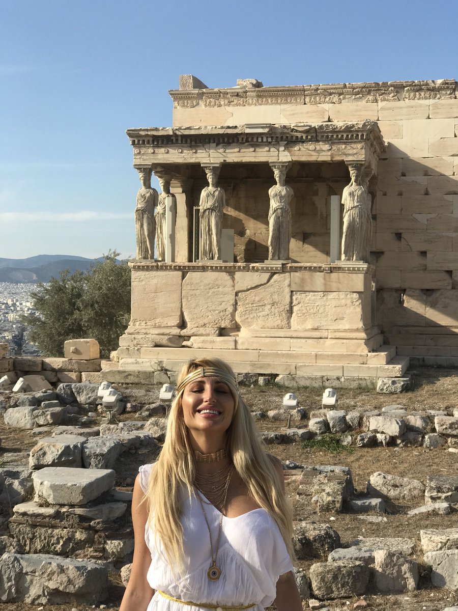 Sangre griega y de la buena, y un corazón argentino q es divino...#Atenas #Acropolis #Cariatides #Grecia ???????? https://t.co/M15rzjC3EB