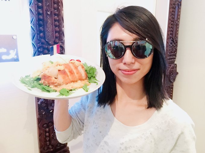 オカンにどハマり(アニメ最終話かららしい)しているZwei Ayumuさんが手にしているのは『森塚駿お子様ランチ風カツ丼 オカンにどハマり(アニメ最終話かららしい)しているZwei Ayumuさんが手にしているのは『森塚駿お子様ランチ風カツ丼