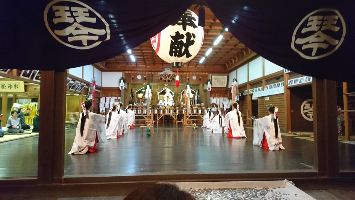 琴弾八幡宮大祭、男衆だけでなく女子もしっかり活躍しているのである。神幸殿では神職以外にも、地域から選ばれた8人の女児が神 琴弾八幡宮大祭、男衆だけでなく女子もしっかり活躍しているのである。神幸殿では神職以外にも、地域から選ばれた8人の女児が神