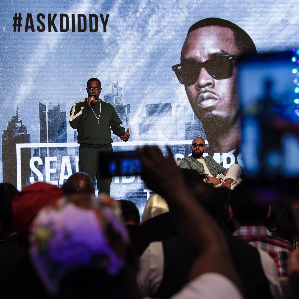 Send me some questions!! We are live right now. #AskDiddy https://t.co/6h7HTUPaTY