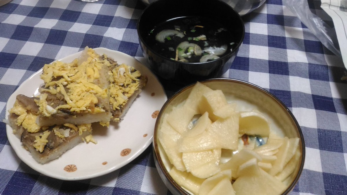 昨夜は堺方面に、祭りで作ったハモの押し寿司を配り歩いてて、本日は落ち着いてお昼ご飯に食べる。もちろん付け合わせは、ばらか 昨夜は堺方面に、祭りで作ったハモの押し寿司を配り歩いてて、本日は落ち着いてお昼ご飯に食べる。もちろん付け合わせは、ばらか