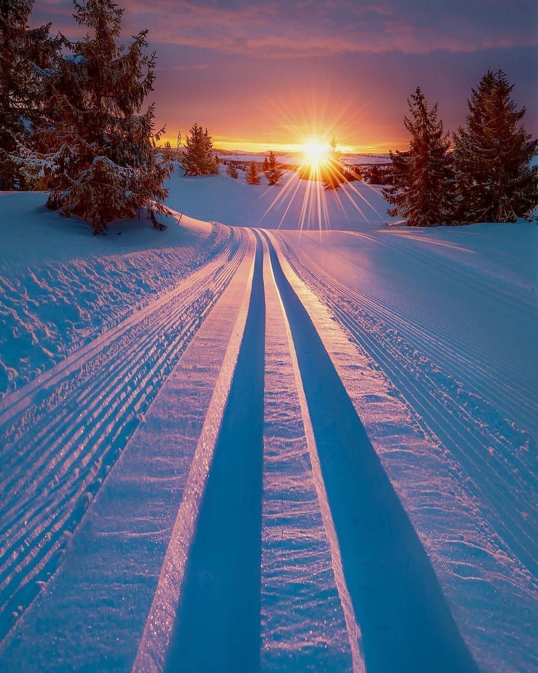 Low light in Gudbrandsdalen, Norway / Photo by @jappern https://t.co/N09FEXCl39