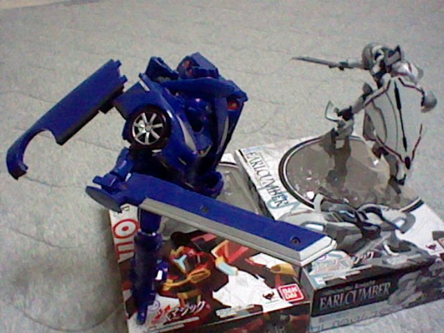 騎士風なロボットと言えば確か…で思い出したので引っ張り出してみたジャイロゼッターの日産GT-Rと。引っ張り出す際に剣の収 騎士風なロボットと言えば確か…で思い出したので引っ張り出してみたジャイロゼッターの日産GT-Rと。引っ張り出す際に剣の収