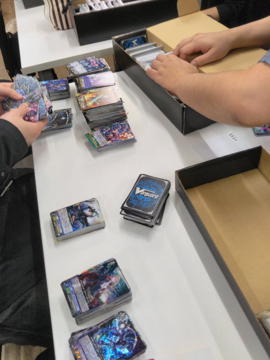 本日、突発で秋葉原集会所にあるあまりヴァンガードの整理をしております。大したカードあるわけではありませんが、これから始め 本日、突発で秋葉原集会所にあるあまりヴァンガードの整理をしております。大したカードあるわけではありませんが、これから始め