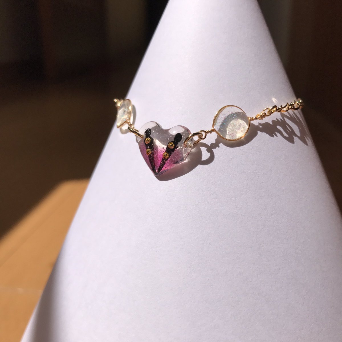 作った中で1番イイね♡を貰ったヴィクトルイメージのブレスレット。友人へプレゼントしたんだけど、お買い物先で店員さんに声を 作った中で1番イイね♡を貰ったヴィクトルイメージのブレスレット。友人へプレゼントしたんだけど、お買い物先で店員さんに声を