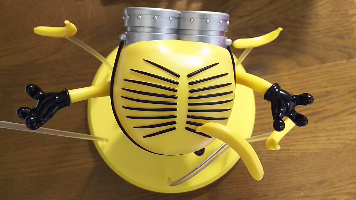 モバクレでとったミニオンズのフィギュアを上からみた画像なんですが、こち亀のバーコードおじさんを思い出しました。#本日のク モバクレでとったミニオンズのフィギュアを上からみた画像なんですが、こち亀のバーコードおじさんを思い出しました。#本日のク