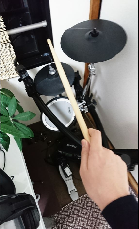 たまにはアニメ以外と思って部屋の電子ドラムとキーボード撮ってみました!ドラムは最小限で弾いていてシンバル等の他パーツは全 たまにはアニメ以外と思って部屋の電子ドラムとキーボード撮ってみました!ドラムは最小限で弾いていてシンバル等の他パーツは全