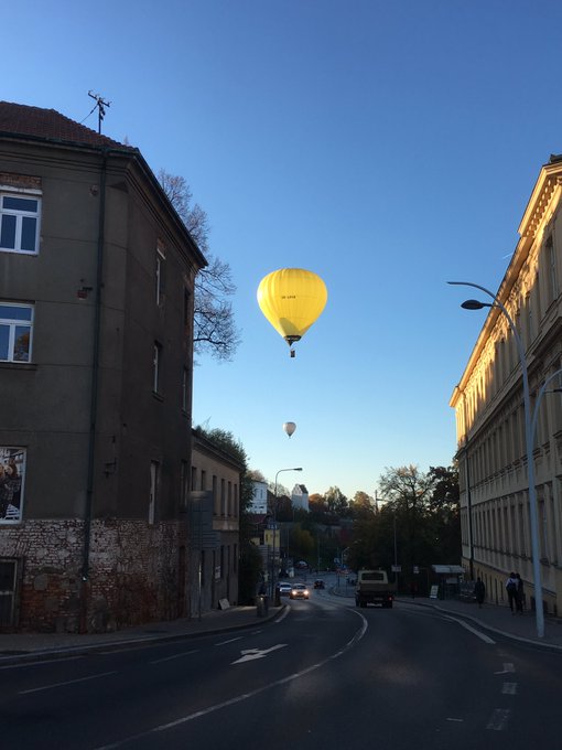 【本日の🇨🇿チェコ、ターボル】散歩帰りにスーパーで買い物して帰ろうとしたら、空にはバルーンが！！旦那と2人でバルーンを追