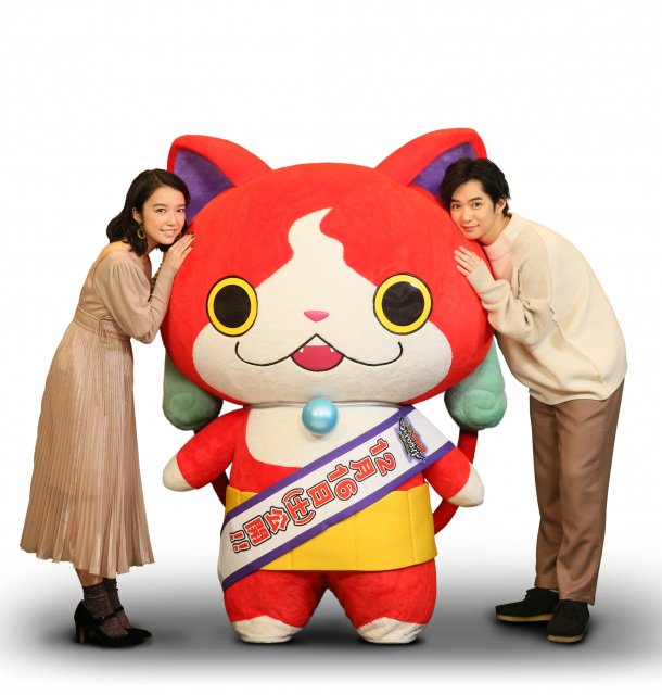 【最新作】『映画 妖怪ウォッチ』、新主人公の声優に上白石萌音&千葉雄大が決定!新たな妖怪ウォッチ「エルダ」を手にする少女 【最新作】『映画 妖怪ウォッチ』、新主人公の声優に上白石萌音&千葉雄大が決定!新たな妖怪ウォッチ「エルダ」を手にする少女