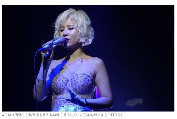 한걸음 귀엽고 뒤로 발을 고개를 사람 문을 naewaymedia