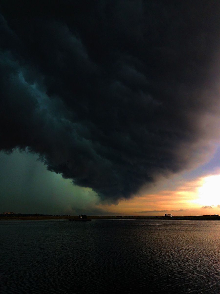 Some serious storm clouds..  https://t.co/KQ4dofJRVn https://t.co/xXDfVHNOK9