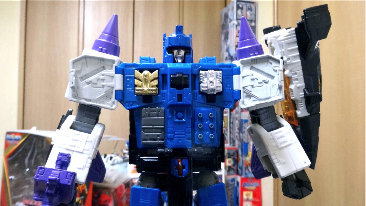 最近のお気に入りトランスフォーマー。一枚目はオーバーロード!Shapewaysのキットを使ってギガ様とメガ様が胸にゴッド 最近のお気に入りトランスフォーマー。一枚目はオーバーロード!Shapewaysのキットを使ってギガ様とメガ様が胸にゴッド