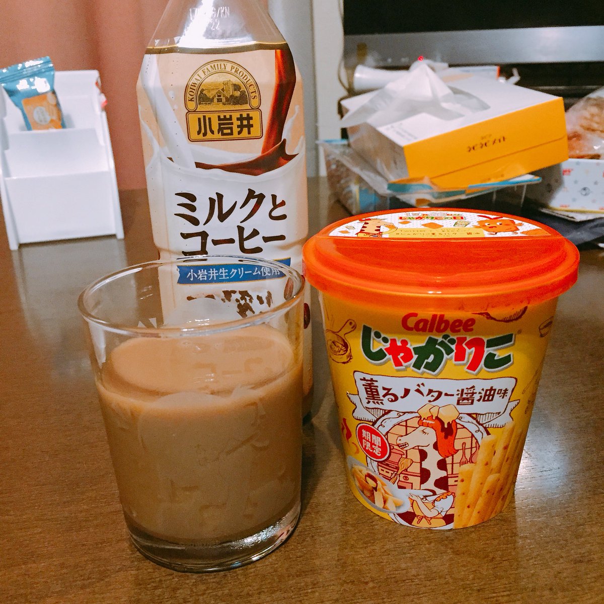 バイトからただいま!今日コンビニでじゃがりこの蓋となるものを見つけて即購入✨コーヒー牛乳は小岩井が1🐄ちなみにコップは君 バイトからただいま!今日コンビニでじゃがりこの蓋となるものを見つけて即購入✨コーヒー牛乳は小岩井が1🐄ちなみにコップは君