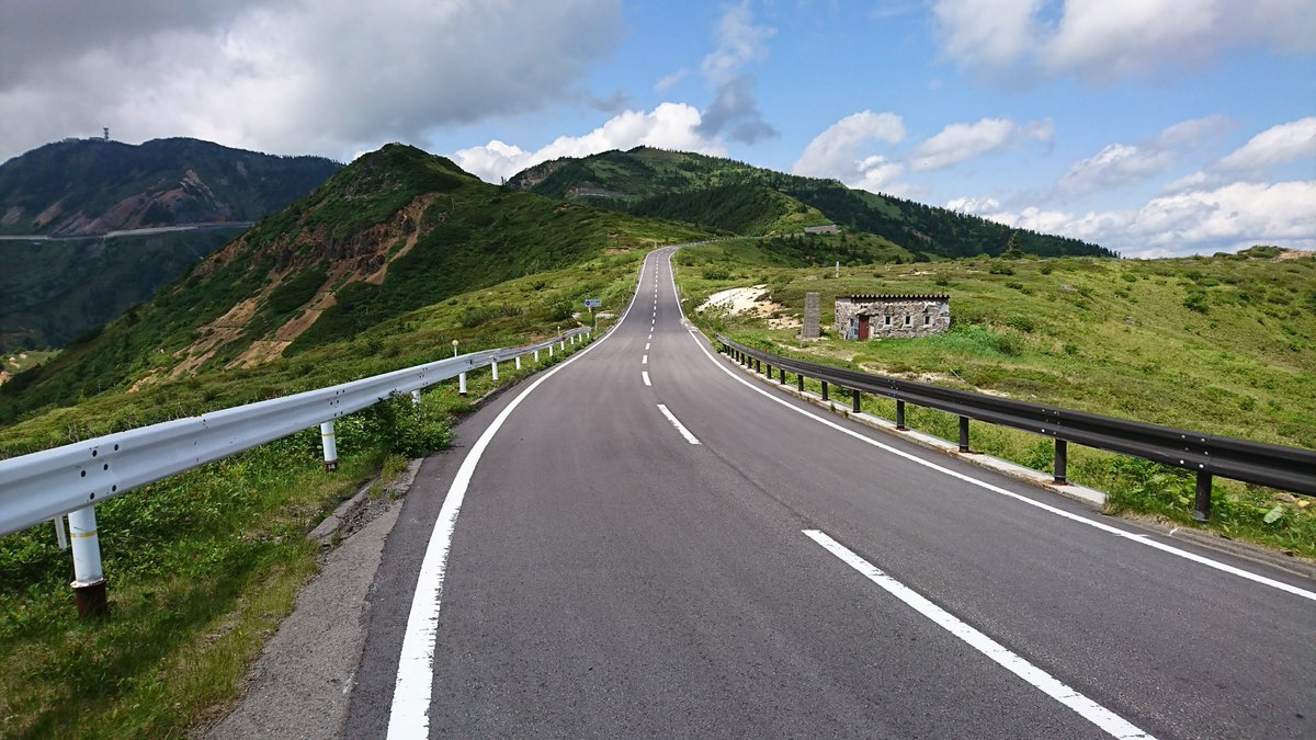 因みに第3話のラストで車で走っていた場所は、渋峠の近くにある山田峠という場所。ここも景観がとても素敵な場所でオススメです 因みに第3話のラストで車で走っていた場所は、渋峠の近くにある山田峠という場所。ここも景観がとても素敵な場所でオススメです