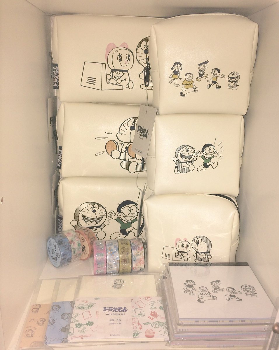 ドラえもんコーナーを作ってみました!✨全部は入れられなかったのですが…スクエアポーチは大小各4種類ずつあります!シンプル ドラえもんコーナーを作ってみました!✨全部は入れられなかったのですが…スクエアポーチは大小各4種類ずつあります!シンプル
