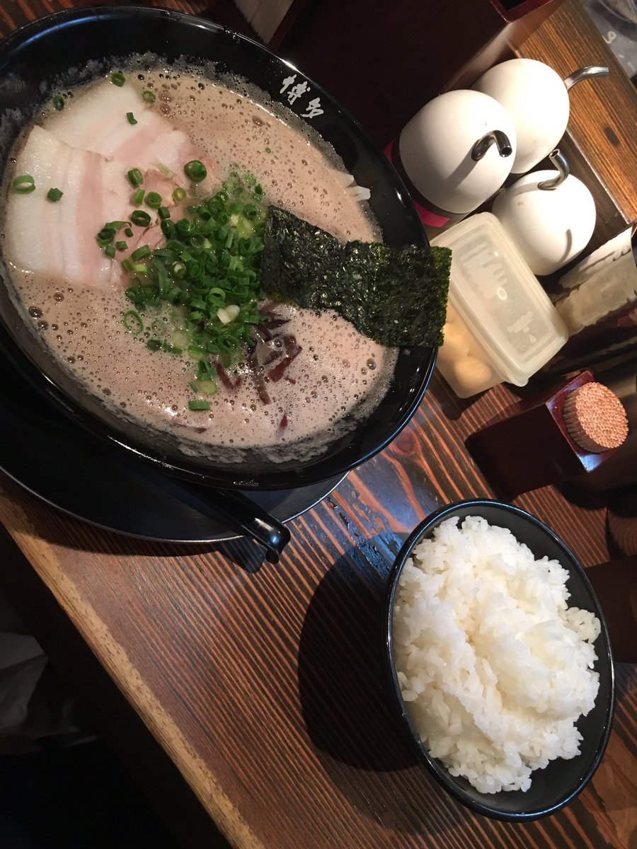 ラーメン屋の一双って所でラーメン食べてきました。空腹の腹にガツンと来る豚骨スープは濃厚でコクが強く、麺はストレートでスー ラーメン屋の一双って所でラーメン食べてきました。空腹の腹にガツンと来る豚骨スープは濃厚でコクが強く、麺はストレートでスー