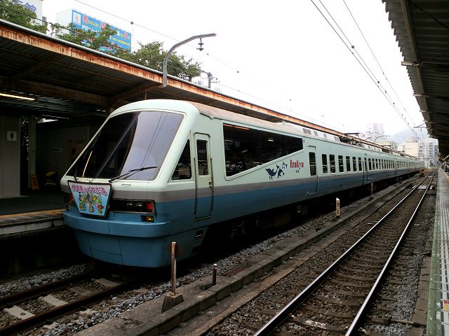 東海道線のどこかの駅にてくつだる電車(2014.08.13)。伊豆急と「くつだる。」のコラボの妖怪列車で、この夏限定のレ 東海道線のどこかの駅にてくつだる電車(2014.08.13)。伊豆急と「くつだる。」のコラボの妖怪列車で、この夏限定のレ