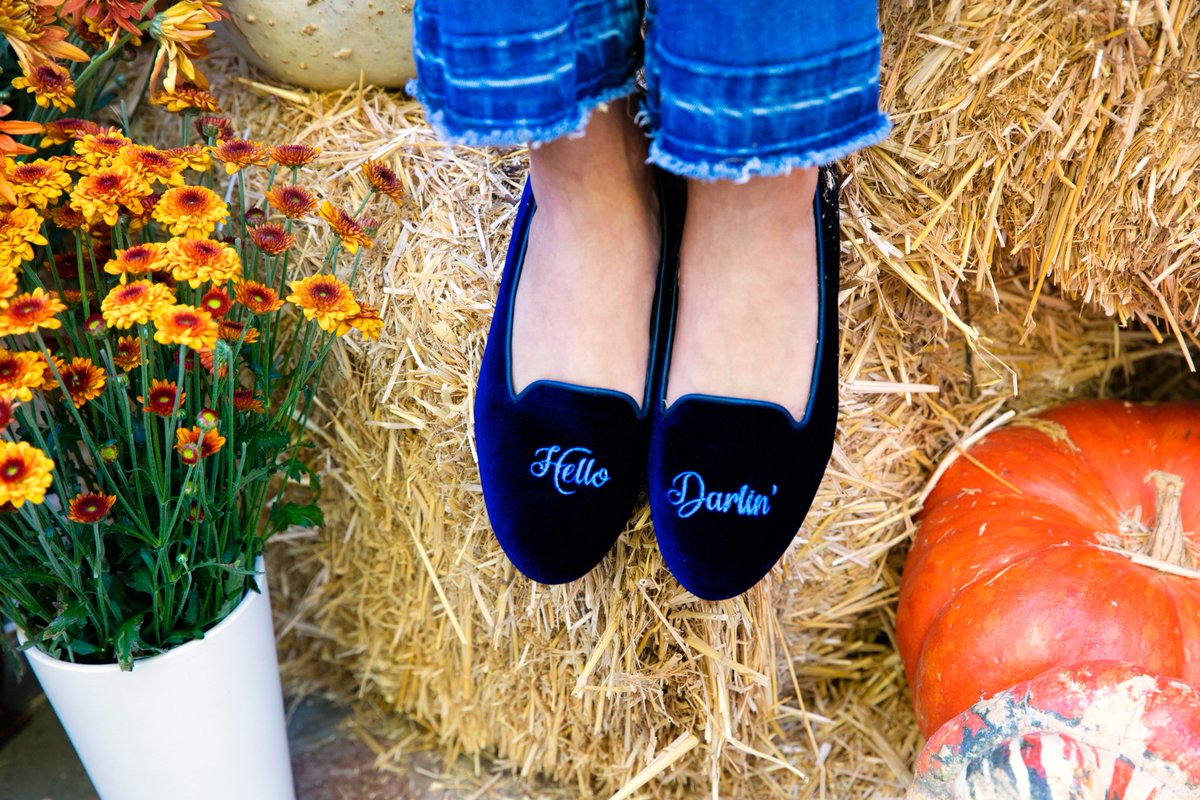 Forget blue suede... I’m all about these velvet loafers. ???????????? #HelloDarlin @DraperJames x @JackRogersUSA https://t.co/NYbf33XsKH