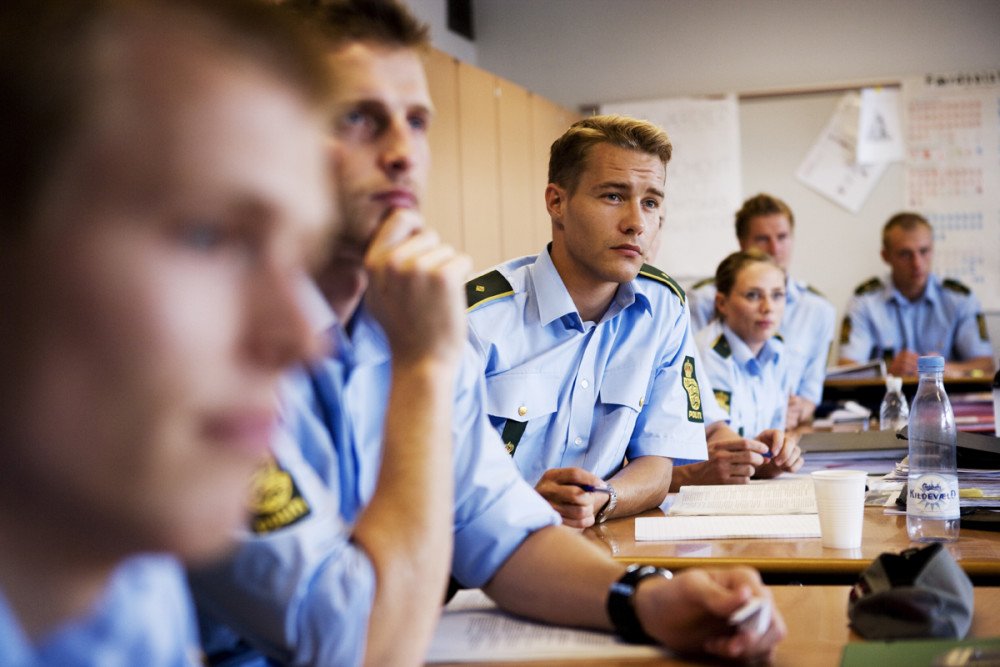 Er politiet noget for dig? Så kom til jobinformationsmøde 16. november i Holstebro... https://t.co/LpQs4nfurQ https://t.co/bJOMGElWJN