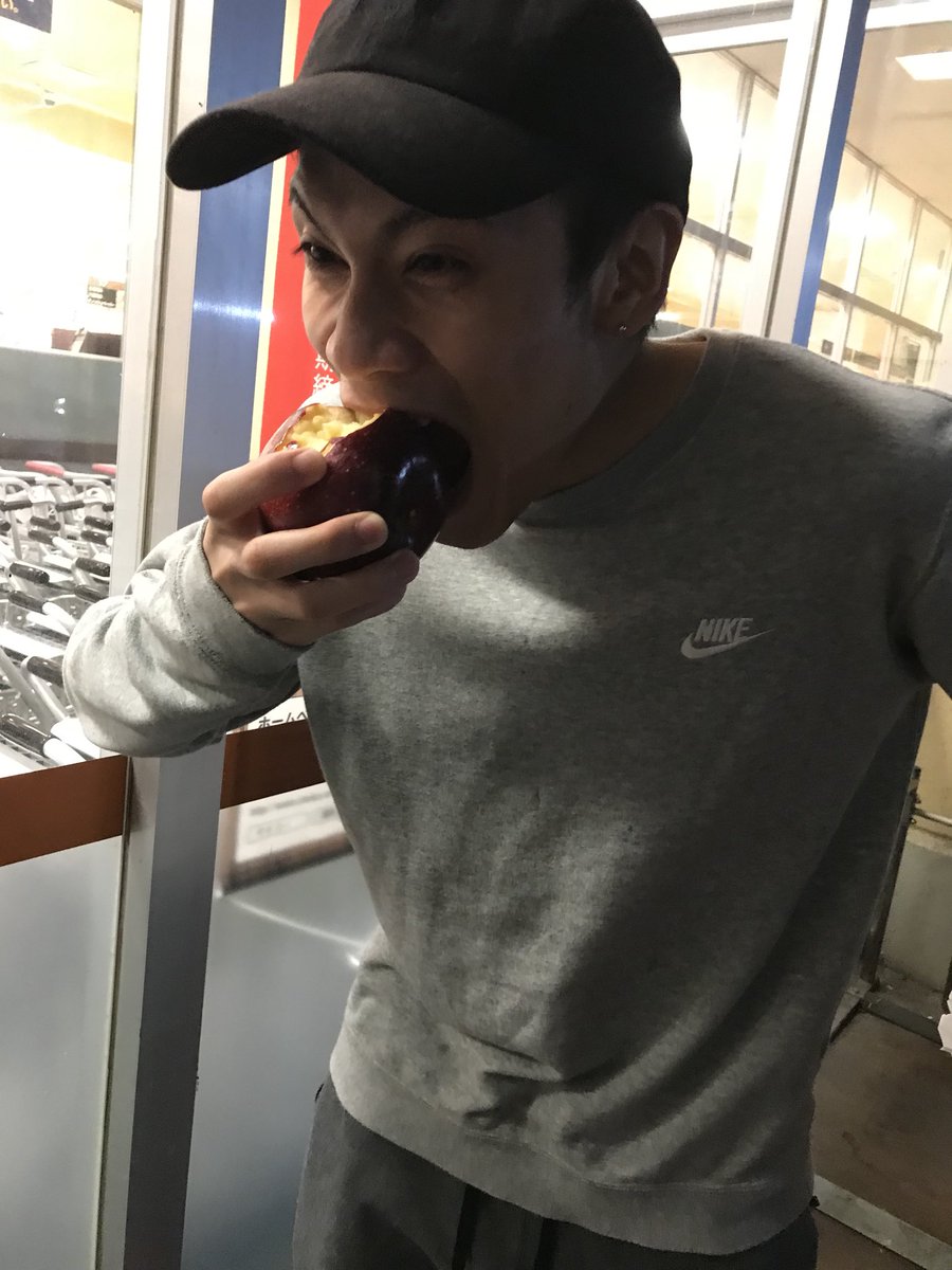 二郎のニンニク臭さを取り除くのにはりんごがオススメと知り合いに聞き、即りんご丸かじりで無事バケモノの子と化した。 二郎のニンニク臭さを取り除くのにはりんごがオススメと知り合いに聞き、即りんご丸かじりで無事バケモノの子と化した。