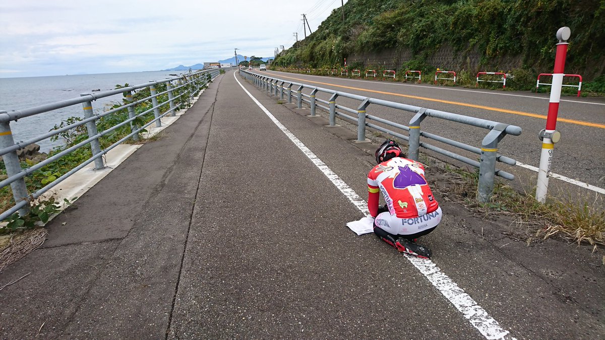 ネームのコマに合わせて、背景用写真のアングルを探る三宅先生。#ろんぐらいだぁす ネームのコマに合わせて、背景用写真のアングルを探る三宅先生。#ろんぐらいだぁす