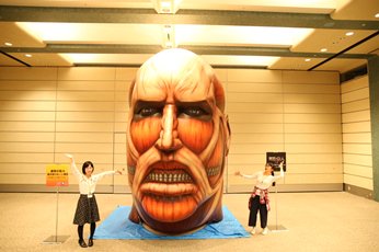 国際会議室では「進撃の巨人」超大型バルーン展示中です!(晴天であれば歩行者天国内に設置予定でした) 国際会議室では「進撃の巨人」超大型バルーン展示中です!(晴天であれば歩行者天国内に設置予定でした)