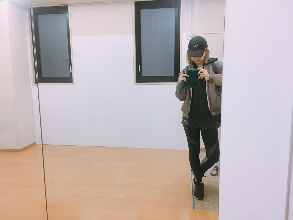 今日は朝からスタジオ〜!そして終わってちょっと買い物してから帰ろうと思ってたのに財布忘れた。。サザエさん。みんな台風気を 今日は朝からスタジオ〜!そして終わってちょっと買い物してから帰ろうと思ってたのに財布忘れた。。サザエさん。みんな台風気を