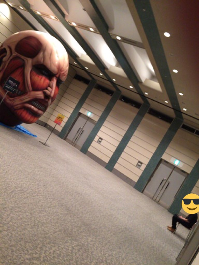 怪我の功名で、進撃の巨人バルーン展示が無茶苦茶面白い。正確には無造作に置かれた巨人のしゃれこうべを1人守り続けるスタッフ 怪我の功名で、進撃の巨人バルーン展示が無茶苦茶面白い。正確には無造作に置かれた巨人のしゃれこうべを1人守り続けるスタッフ