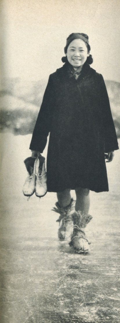 1936年(昭和11年)。日本のフィギュアスケートの先駆者。稲田悦子さん(当時12歳)です。今BSでやっているてるてる家 1936年(昭和11年)。日本のフィギュアスケートの先駆者。稲田悦子さん(当時12歳)です。今BSでやっているてるてる家