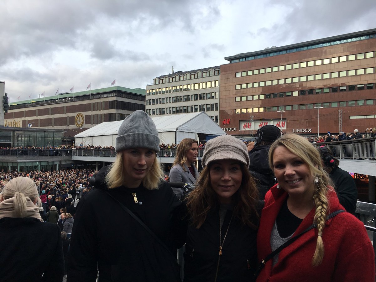 #metoo Manifestation i Systerskap ❤️ #metoosweden @jennystromstedt @Jenny_Alversjo @annabrolin 