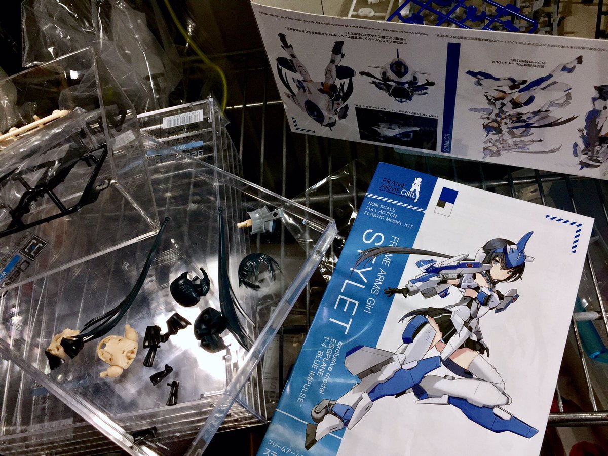 #FAガール なにげに初めて作るけど意外とパーツ多くて小さいのね。あと彩色済みっていうけどワンポイント塗装が必要なんだね #FAガール なにげに初めて作るけど意外とパーツ多くて小さいのね。あと彩色済みっていうけどワンポイント塗装が必要なんだね