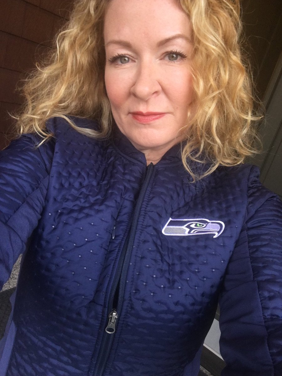 RT @sarahcolonna: Okay this @TouchByAM @Seahawks jacket is TOO CUTE @Alyssa_Milano ???????? #GoHawks https://t.co/ILsTTe26Zj